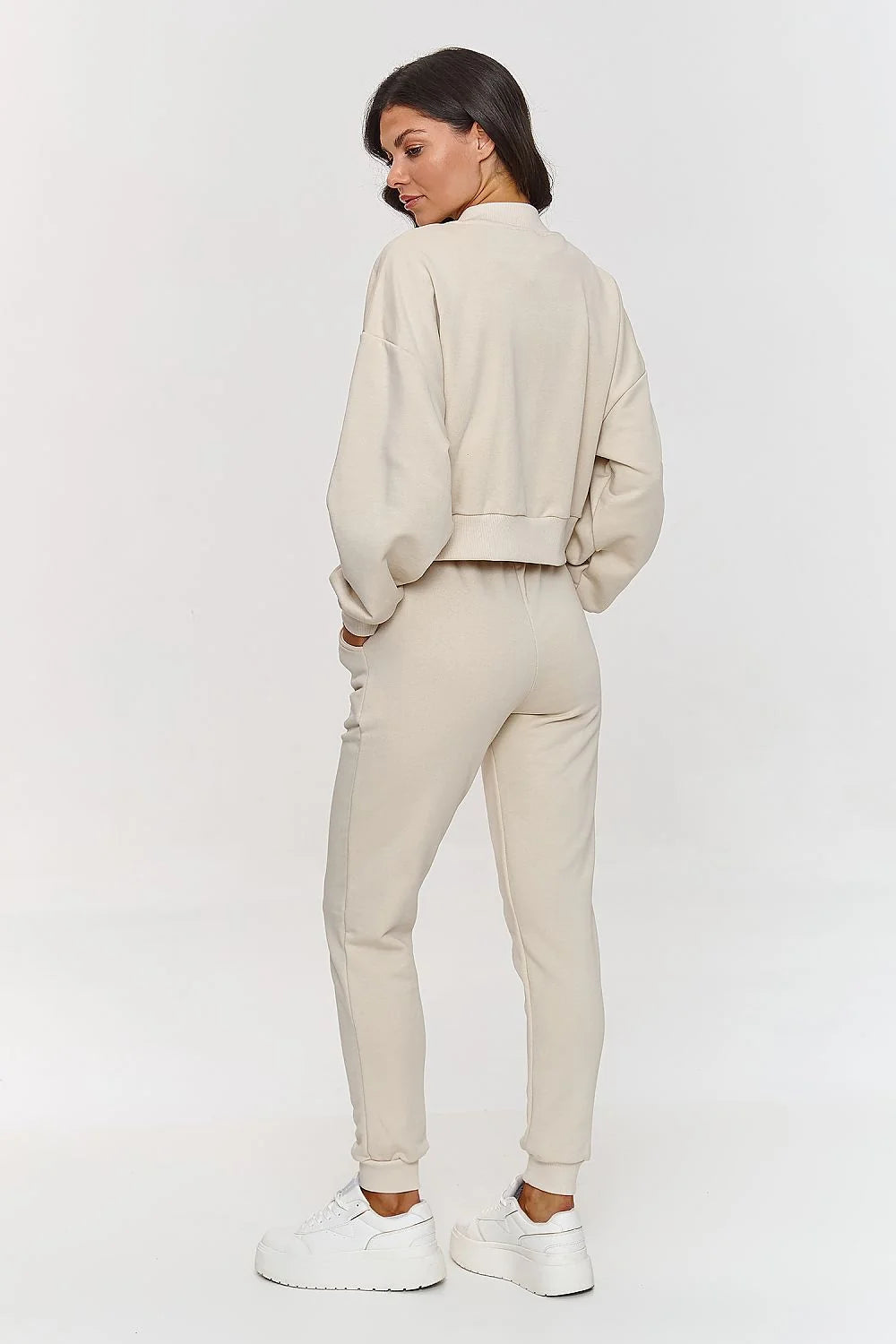ensemble féminin Makadamia moderne casual bomber court épaules tombantes haut rayé pantalon ample jogger taille haute chevilles côtelées