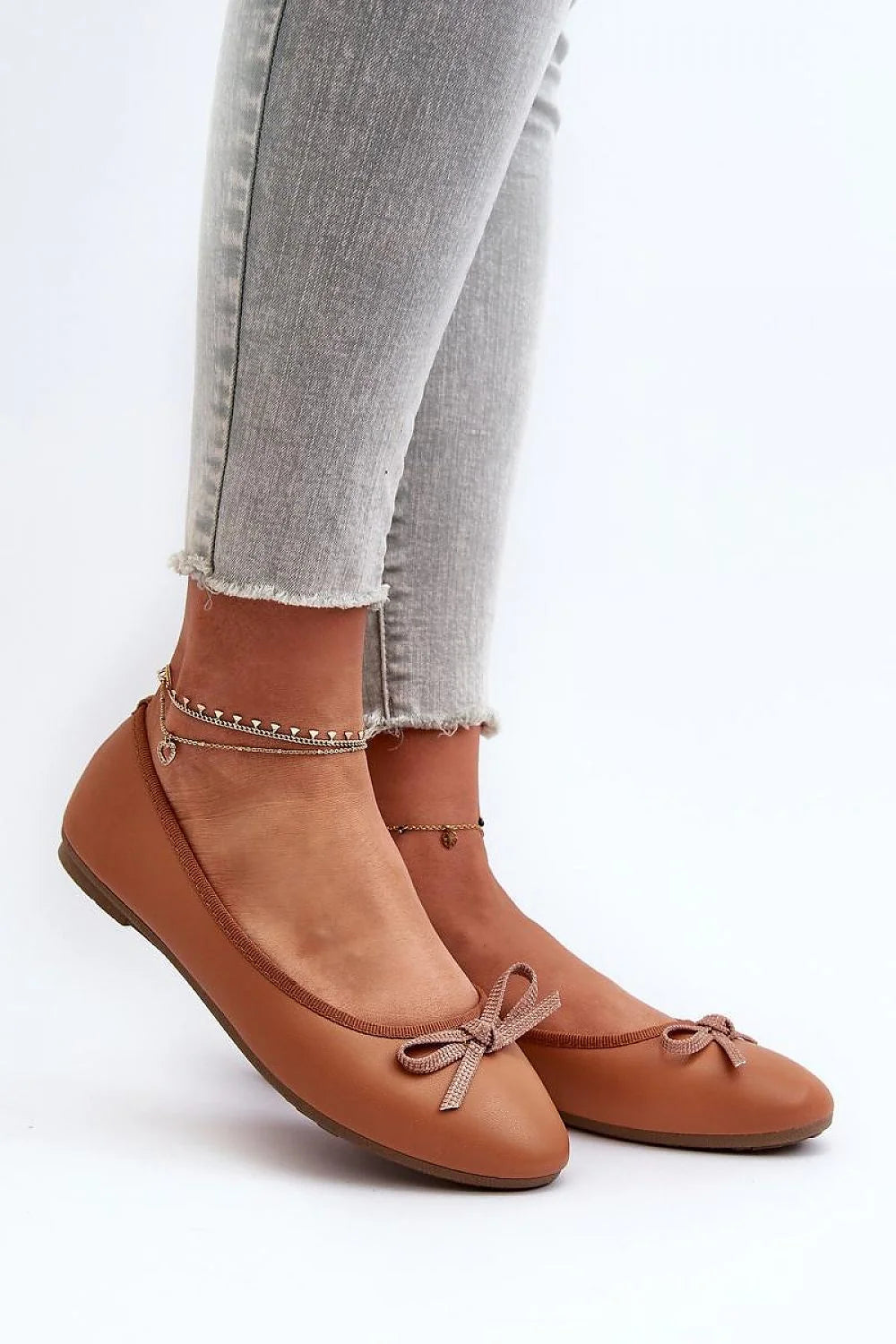 ballerines cuir synthétique caramel cognac bout rond nœud plat empeigne liseré élastique maintien semelle caoutchouc antidérapante fine confortable