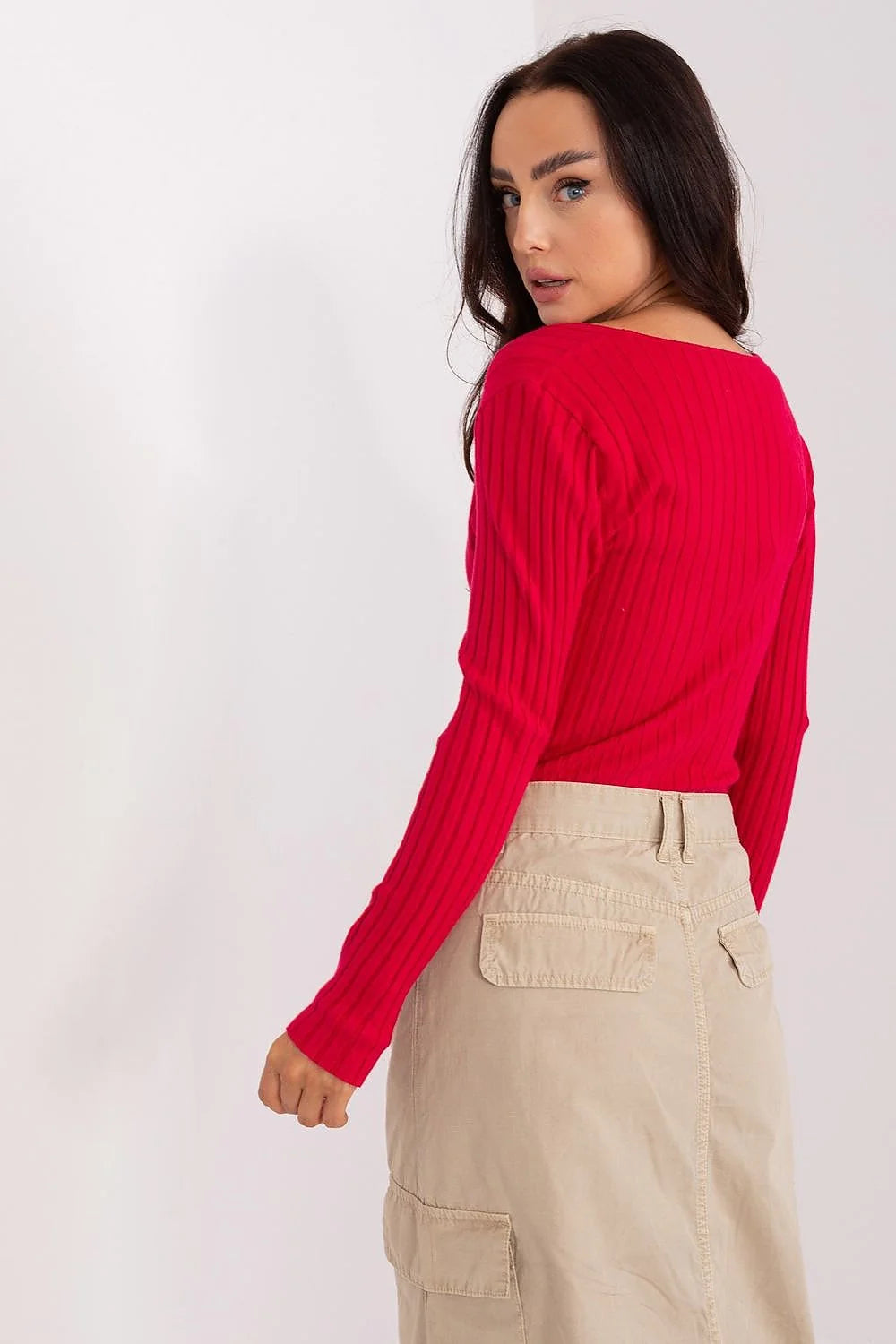 Ensemble femme haut manches longues côtelé rouge vif jupe beige neutre taille haute ajustée chic élégant