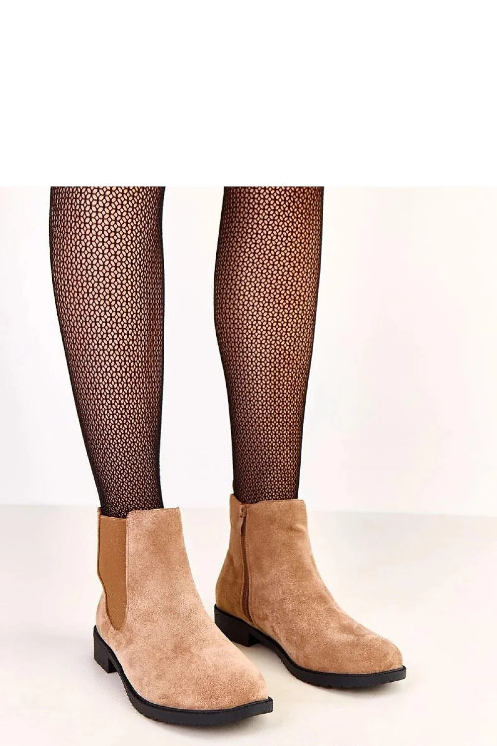 bottines femme Chelsea daim suédé beige camel bout arrondi tige cheville élastique zip semelle crantée talon bas confortable