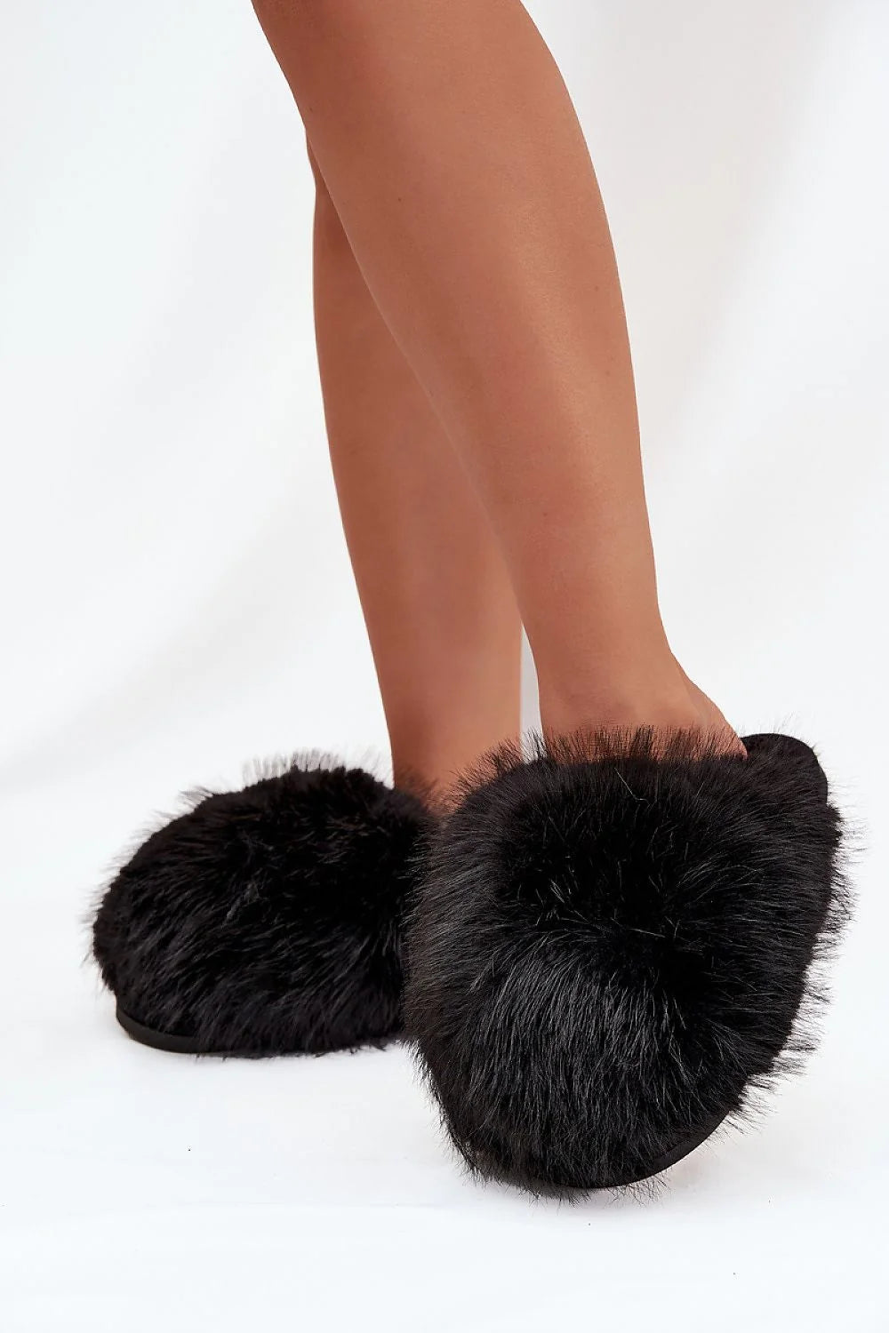 chaussons pantoufles mules femme fausse fourrure noire bout rond volumineux duveteuse cosy glamour slipon semelle plate moelleuse confortable chaude