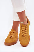 Sneakers mode femme cuir suédé jaune moutarde semelle caoutchouc marron logo discret design classique confort optimal