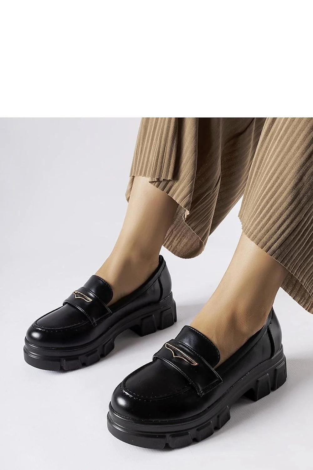 Moccasins Solea en cuir noir de haute qualité, design classique, détail métallique doré, semelle crantée en caoutchouc, confort optimal, look élégant, polyvalent, chaussures femme