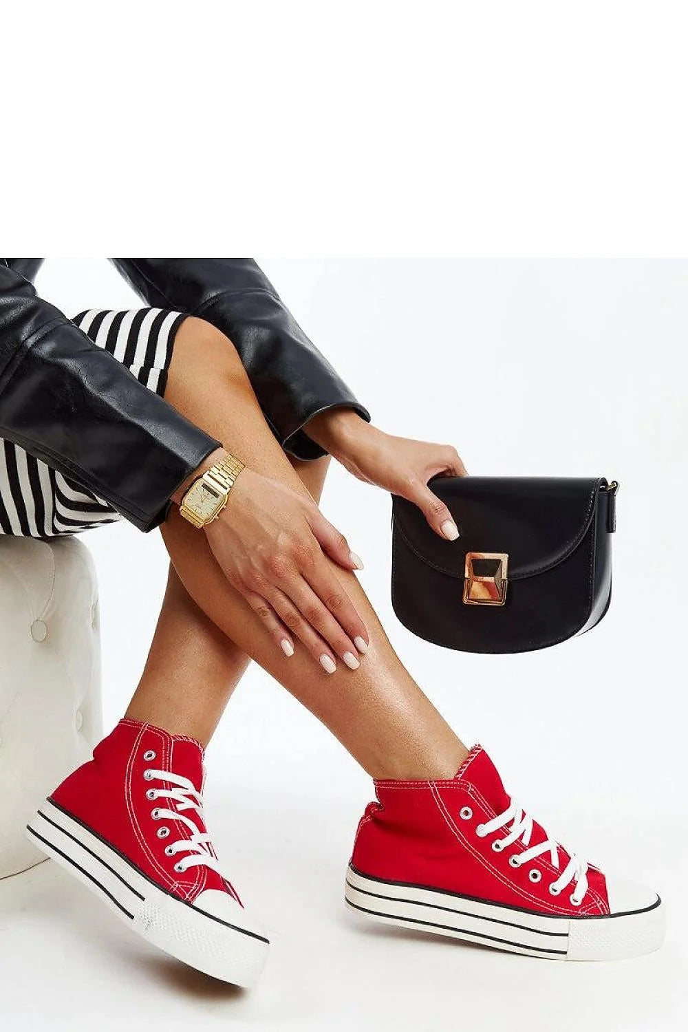 Baskets montantes pour femmes en toile rouge haute semelle blanche style moderne confortable et élégant chaussures sneakers femme occasionnels urbaines