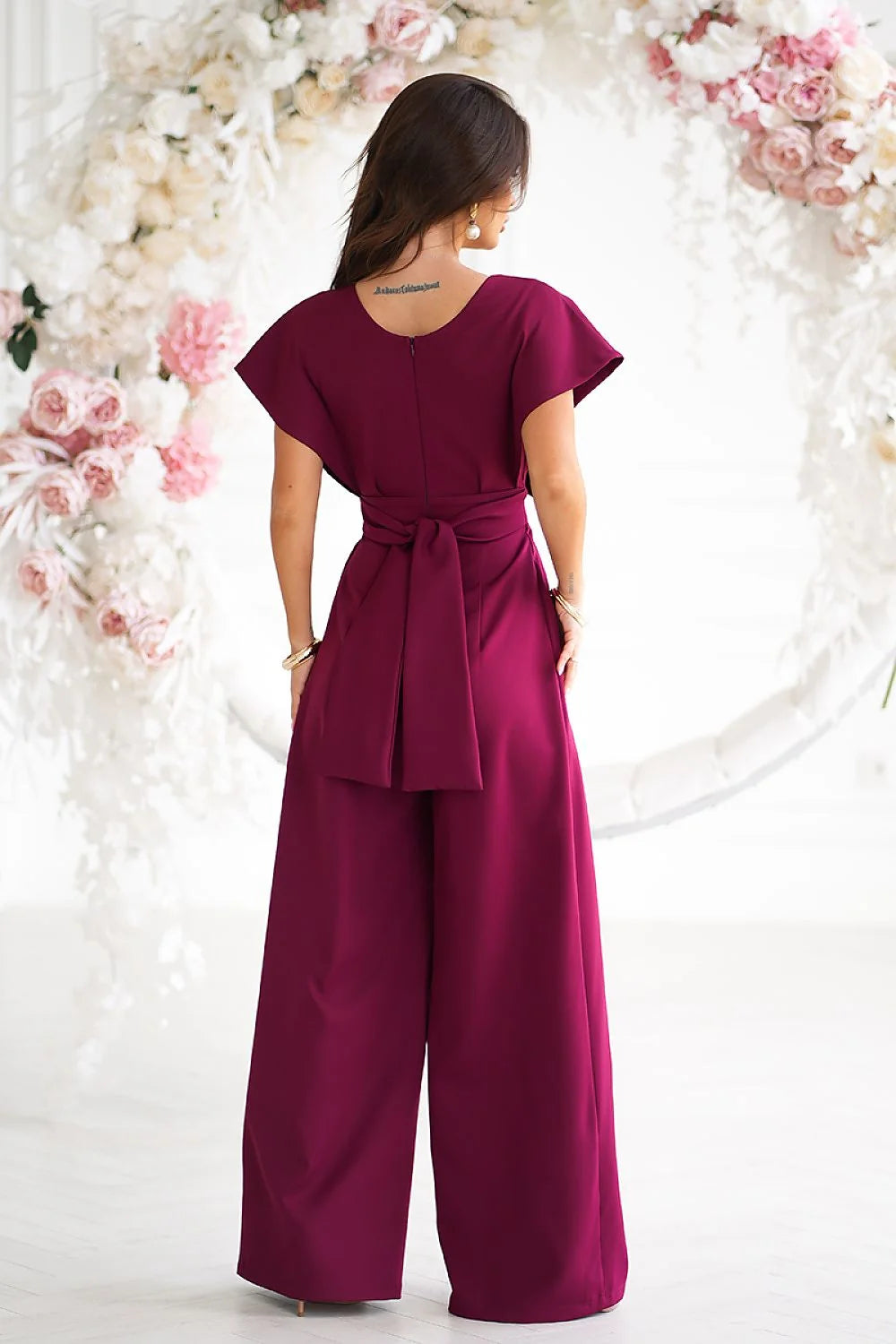 Combinaison élégante pour femme en magenta profond, style moderne, matériau polyester, idéale pour soirées et événements