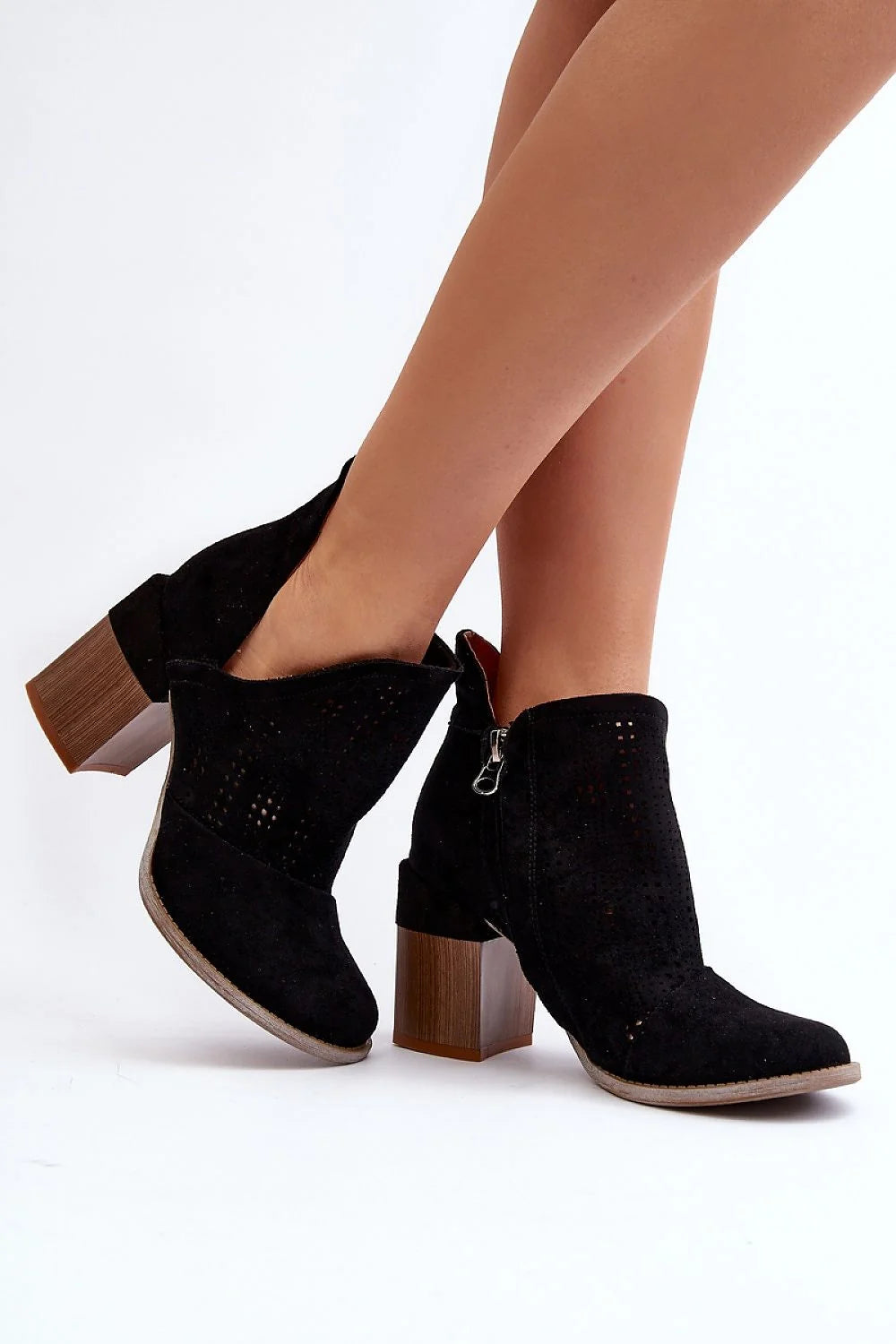 Bottes à talons_step_in_style femmes design élégant moderne matériau éco-suède perforé talon large robuste semelle contrastée zip latéral coupe ajustée cheville style urbain chique