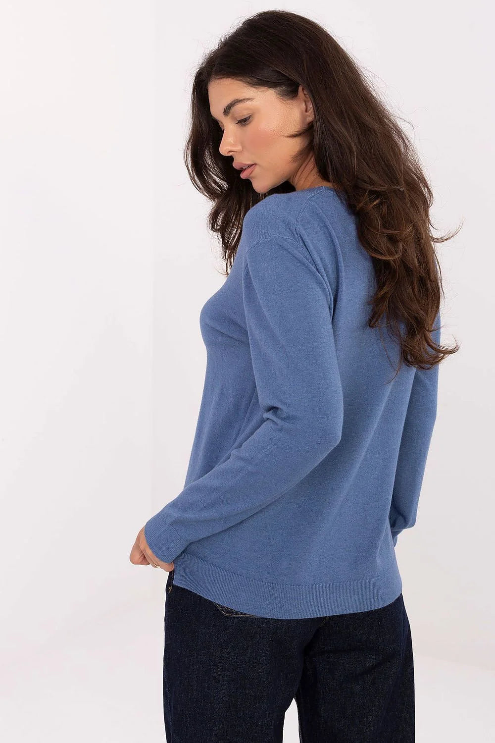 pull femme maille fine col V bleu denim clair coupe droite ample longueur hanche manches longues côtelées poignets