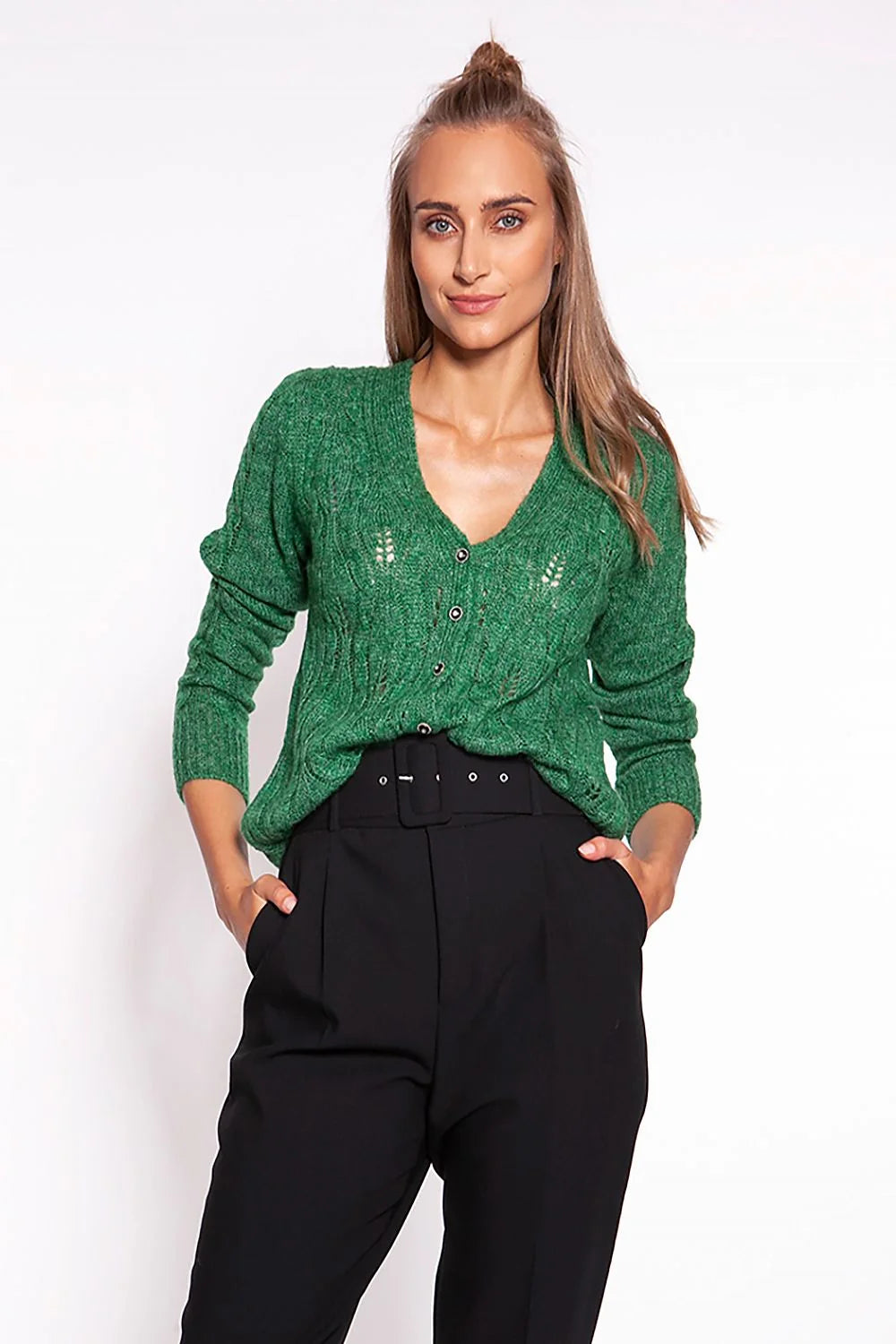 cardigan femme maille torsadée ajourée gris clair col V manches longues boutons noirs brillants côtelés coupe légèrement ample