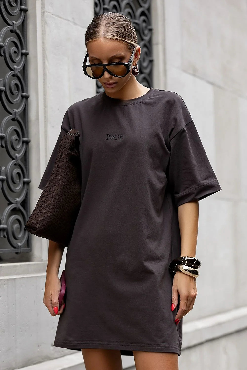 robe tshirt oversize mini marron foncé jersey coton doux respirant broderie minimaliste tonale coupe droite manches tombantes col rond