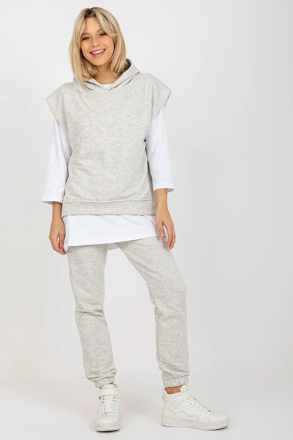 ensemble femme casual athleisure blouse sweat pantalon beige coton polyester confort moderne capuche sans manches coupe relaxed poches elastique molleton