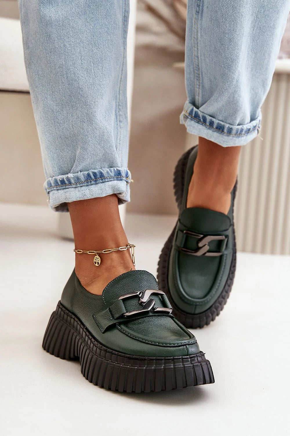 Chaussures pour femmes modernes en cuir vert foncé mocassin semelle compensée look casual et tendance