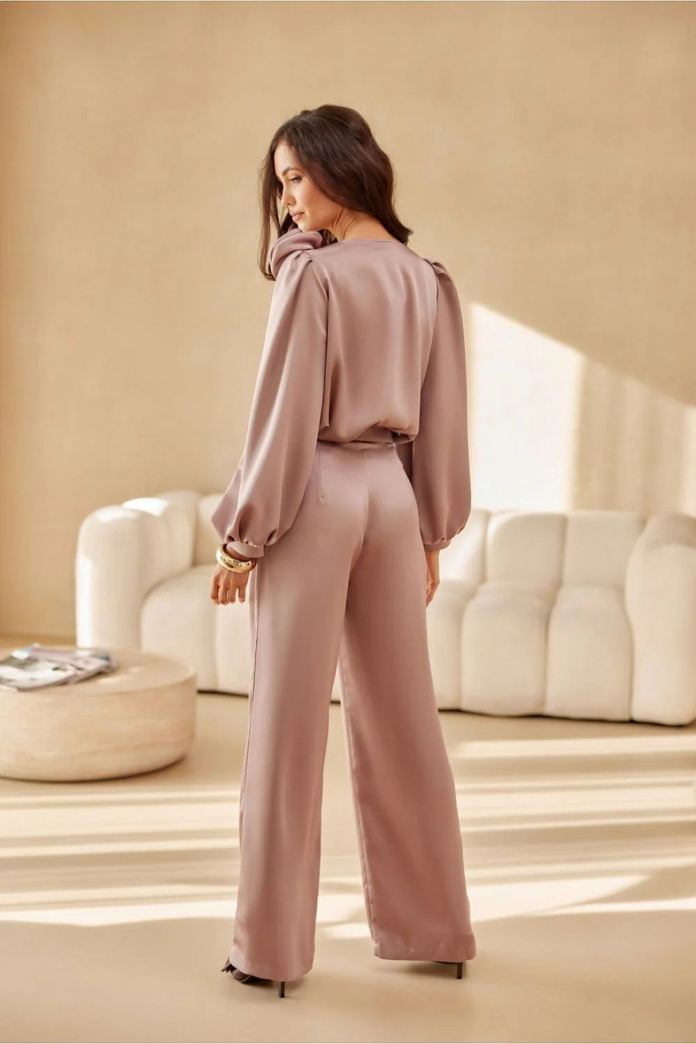 Ensemble élégant pour femme chemisier et pantalon taupe coupe ample manches bouffantes fleur sur l'épaule style sophistiqué