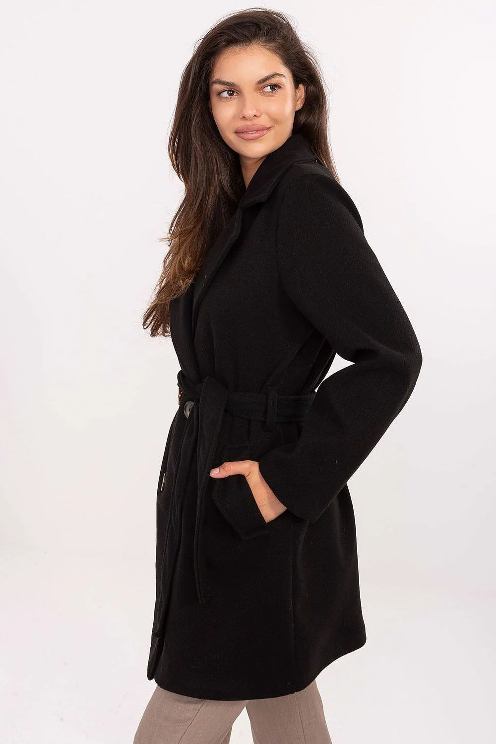 manteau femme mi cuisses double boutonnage ceinture nouée laine mélangée noire col tailleur épaules structurées gros boutons contrastants poches latérales