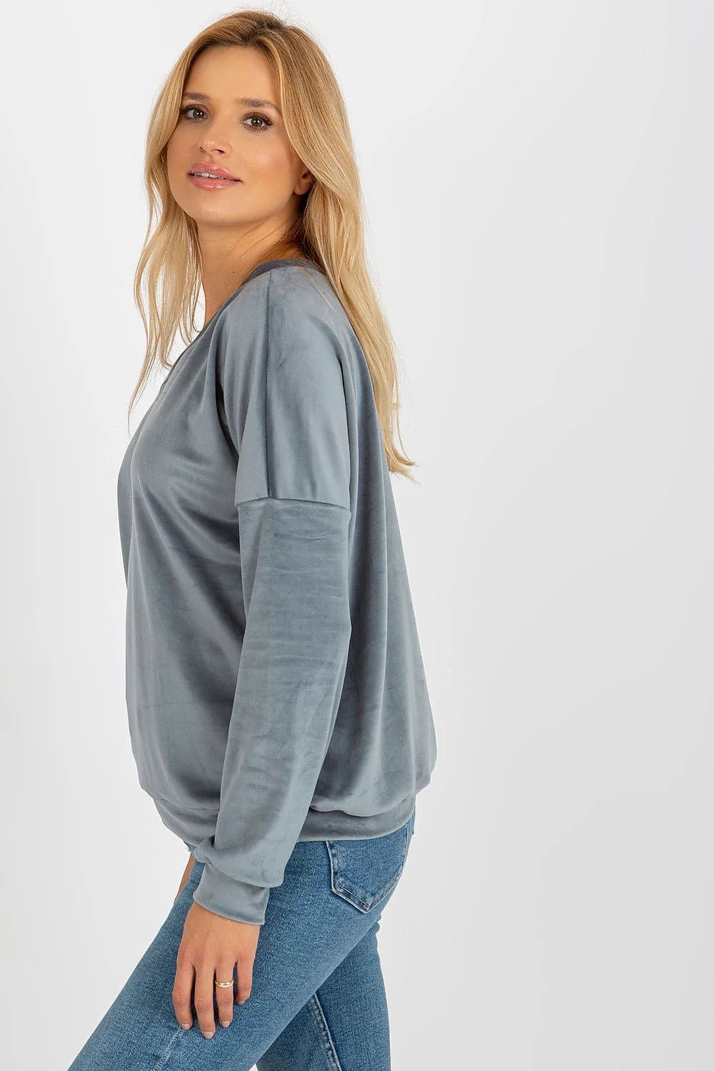 Pull féminin en velours gris acier manches longues col V style épuré