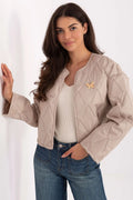 veste matelassée courte femme sans col beige satinée polyester légère matelassage géométrique perforé coupe droite manches longues broche papillon dorée