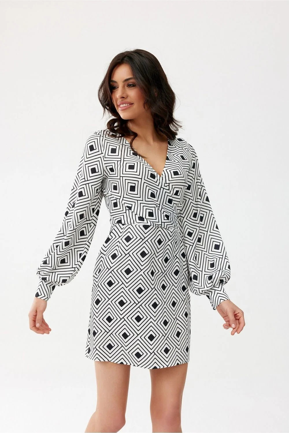 Robe de cocktail Roco Fashion encolure V manches longues motif carrés noirs et blancs ajustée à la taille