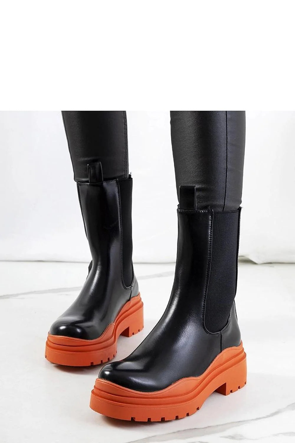 bottes Solea chelsea cuir synthétique noir mi mollet tige haute structurée semelle orange vif plateforme crantée chunky urbain