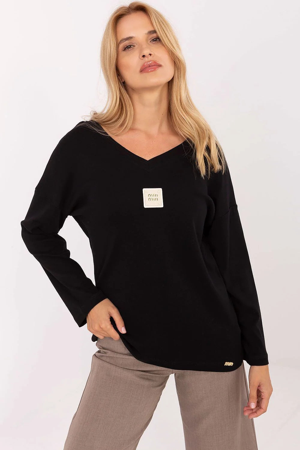 chemisier coton élasthanne noir manches longues col V maille jersey douce coupe ample épaules tombantes patch logo doré