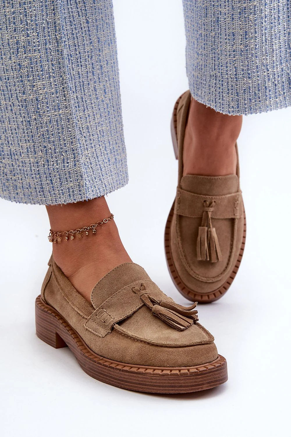 mocassins femme daim beige pampilles bout rond languette cuir suédé écologique talon bloc semelle épaisse surpiqûres apparentes casual chic