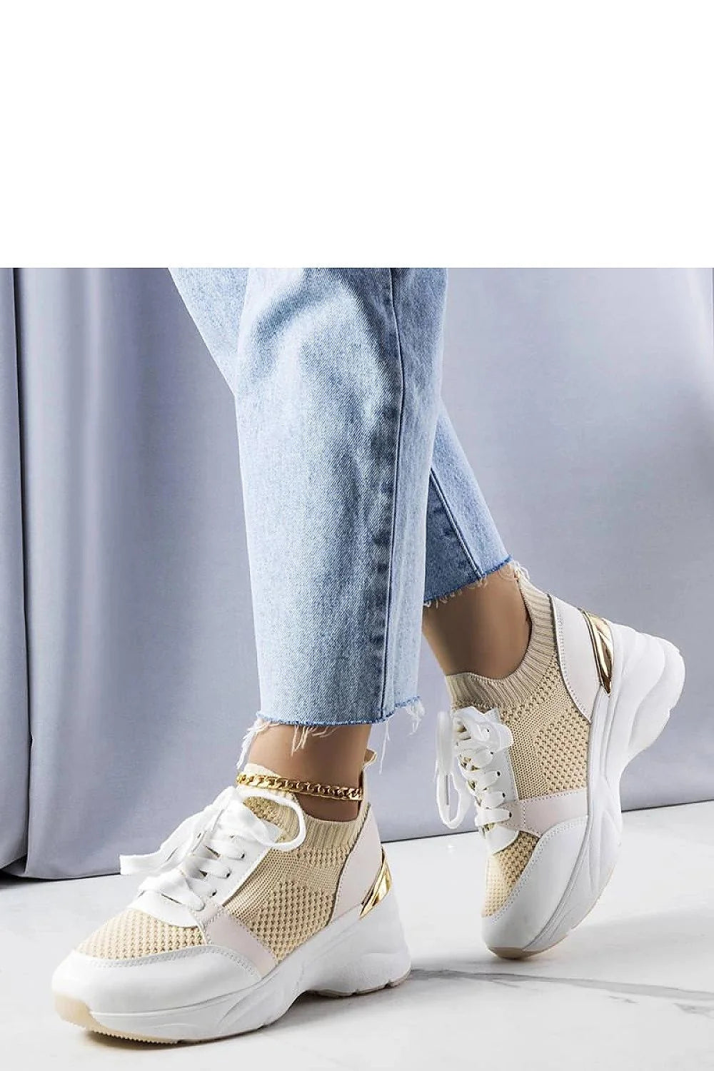 Sneakers modernes féminines compensées en maille beige cuir synthétique doré lacets blancs chaîne métallique sportive athleisure été
