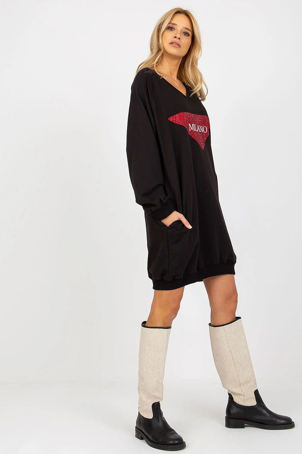 Robe style sweatshirt femme longue ample couleur noire motif triangle rouge sequins Milano coton polyester elastane manches longues ourlet côtelé