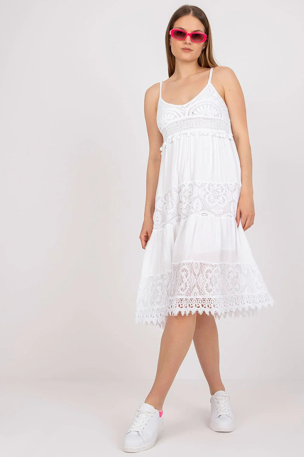Robe estivale élégante à dentelle blanche coupe évasée bretelles fines sans manches femme viscose 100%