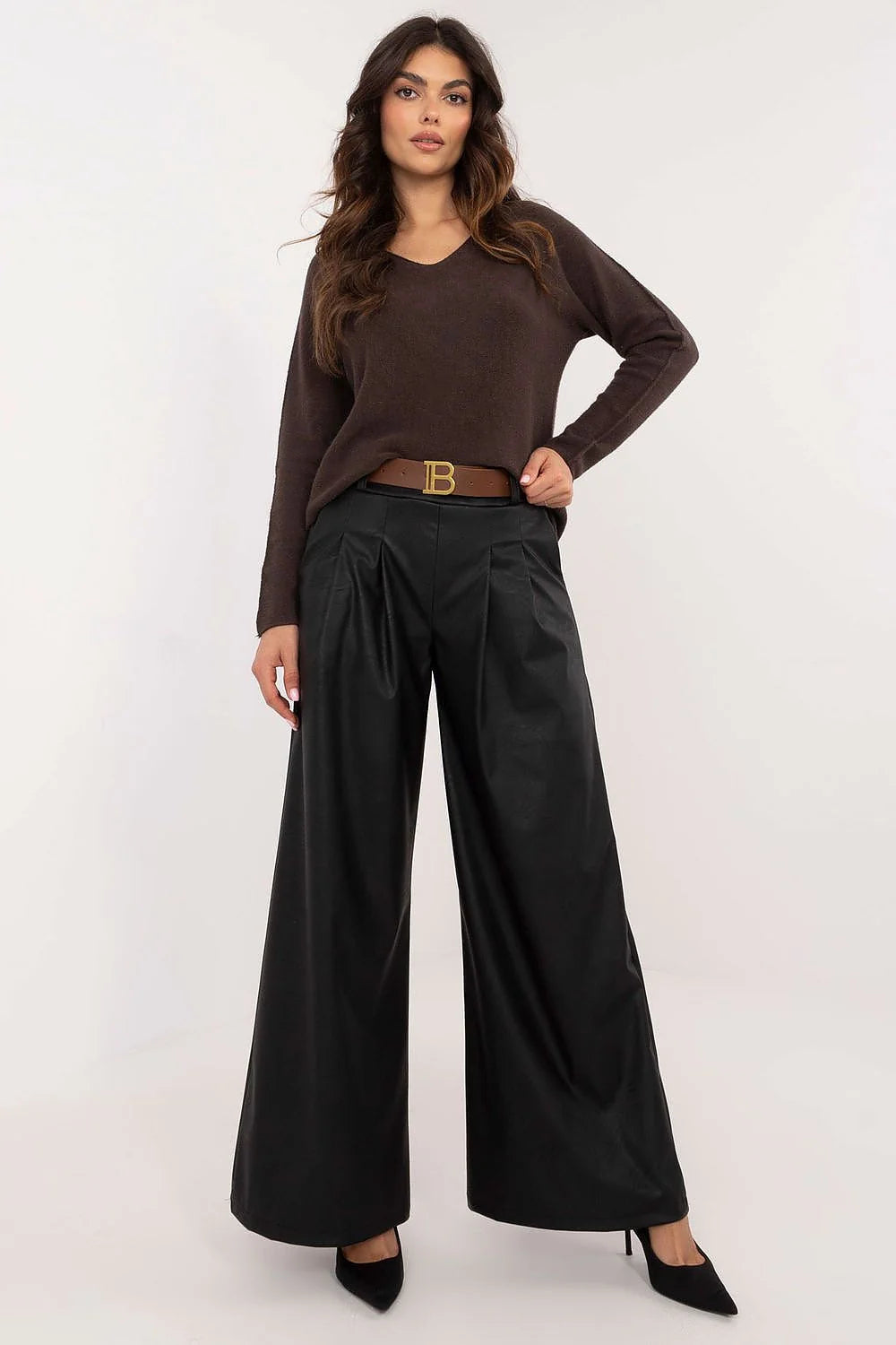 Ensemble mode femme élégant pull V-neck écolore pantalon cuir écologique taille haute ceinture cuir marron escarpins noires
