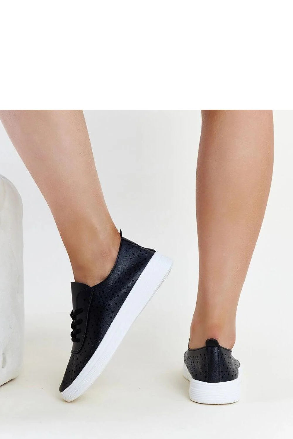 Baskets noires perforées design moderne casual tige cuir synthétique semelle épaisse blanche lacets noirs low cut confortable femme