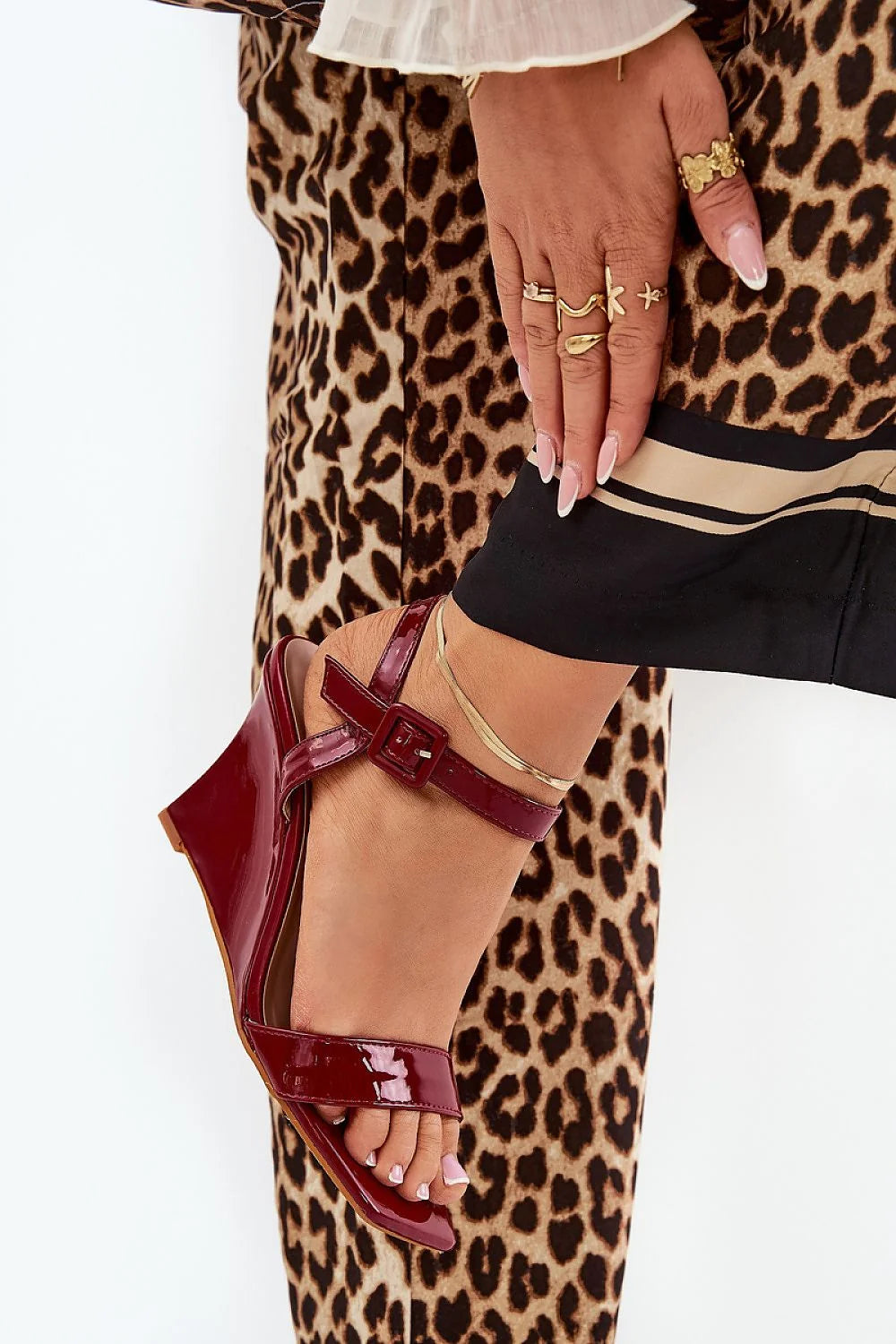 Sandales élégantes à talon compensé en cuir artificiel, couleur rouge bordeaux, ajustables, pour robes et pantalons, femmes, mode moderne, talon 9 cm, comfort