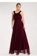 Robe de soirée élégante longue coupe ajustée encolure halter taille cintrée couleur bordeaux femme