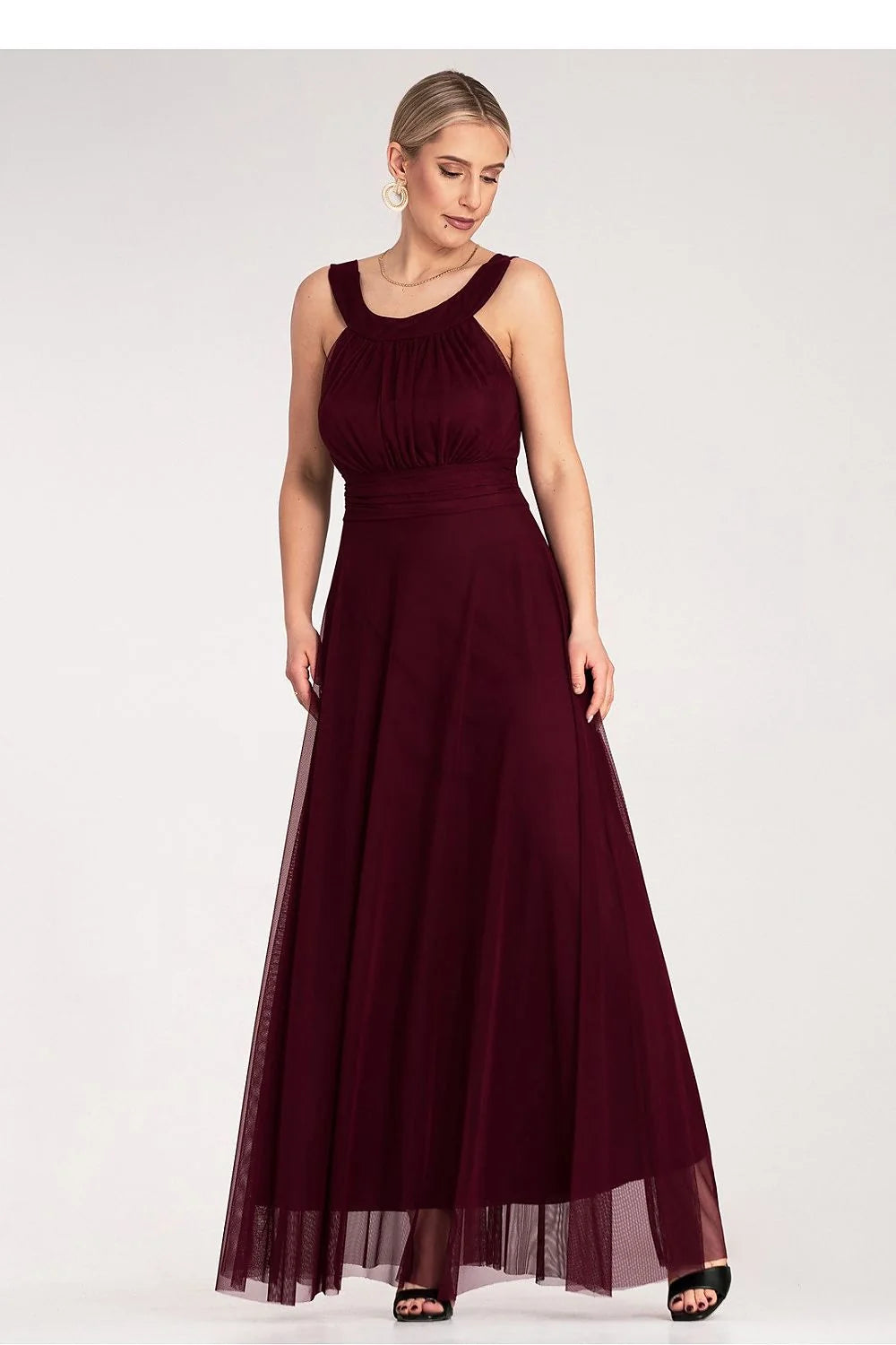 Robe de soirée élégante longue coupe ajustée encolure halter taille cintrée couleur bordeaux femme
