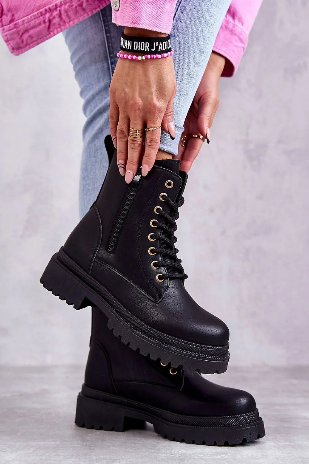 Bottines femmes cuir synthétique moderne urbain intemporel noir fermeture éclair lacing talon plat semelle crantée comfort style décontracté