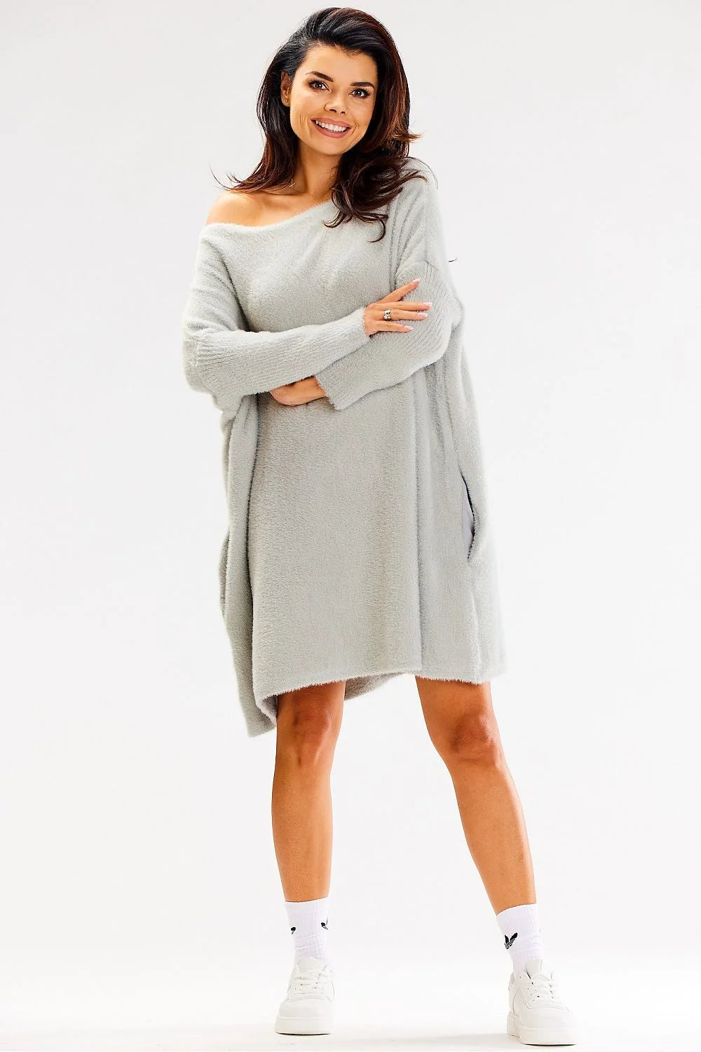 robe pull oversize femme épaules dénudées coupe ample mi cuisses maille pelucheuse gris clair manches longues poches latérales cosy