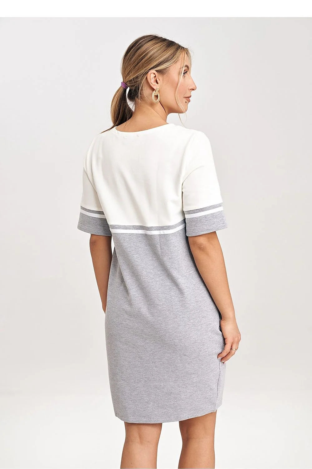 robe jour moderne bicolore blanc cassé gris clair manches courtes ceinture centrale poches latérales maille douce