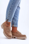 Mocassins pour femmes classiques modernes avec semelle épaisse crantée en cuir suédé beige taupe, détails métalliques dorés, confortable et versatile pour tenues décontractées ou formelles
