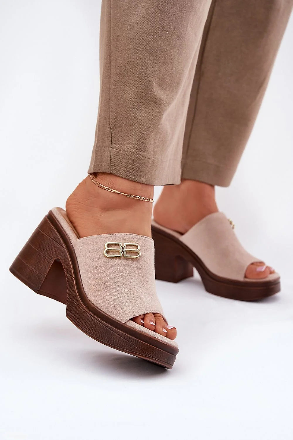 Mules femmes style moderne élégant beige marron semelle épaisse talon bloc matériaux doux confortable soirées estivales tenues décontractées