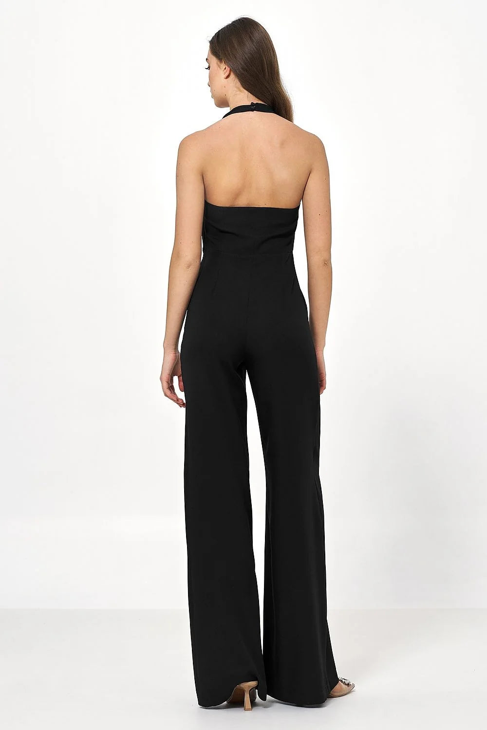 combinaison dos nu sans manches col halter plongeant cintrée taille haute jambes larges fluides crêpe structuré taupe sophistiquée