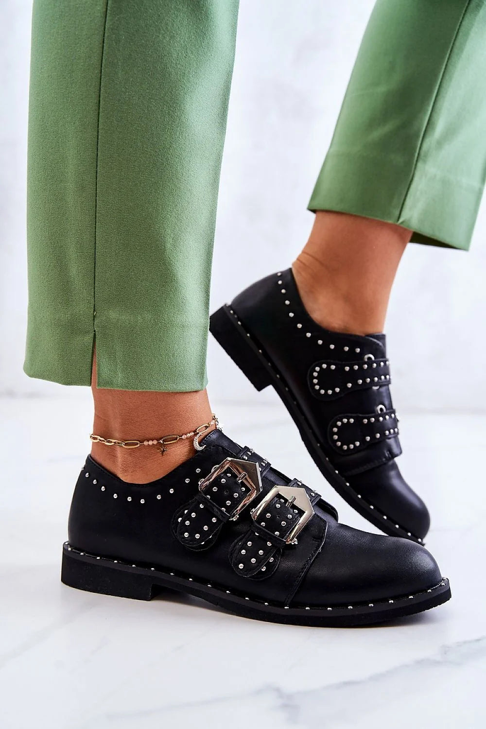 Chaussures basses pour femmes style moderne audacieux cuir écologique boucles métalliques clous semelle plate caoutchouc ajustables quotidien soirées