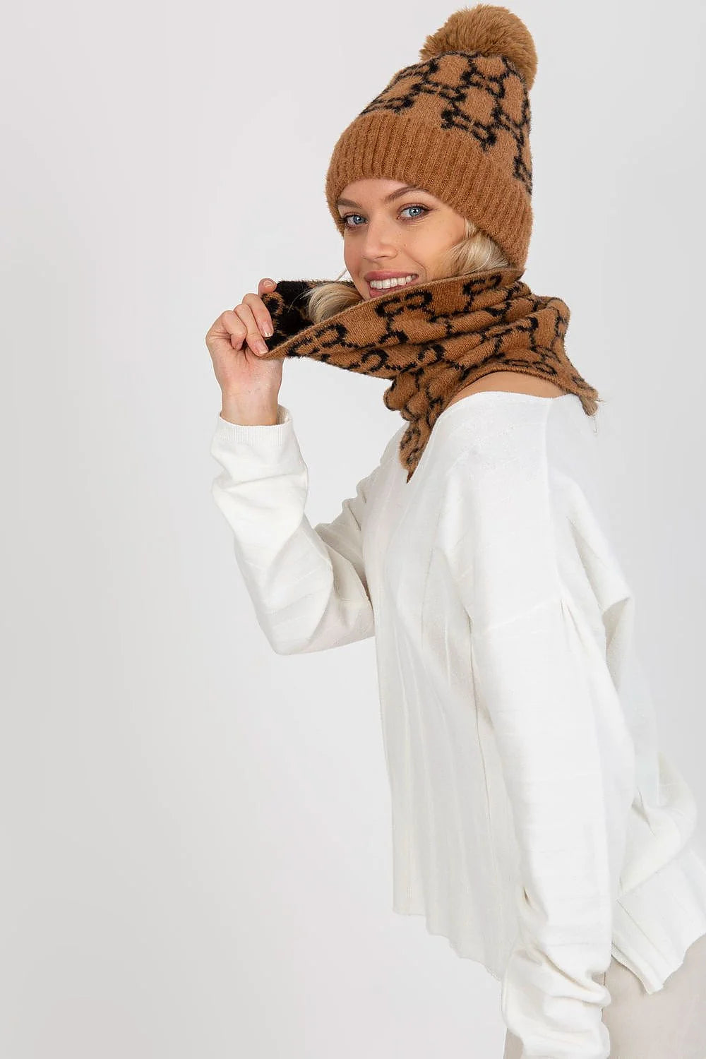 snood tubulaire animalier caramel noir bonnet pompon côtelé pelucheuse douce chaude isolante acrylique durable ajusté élégant moderne chic