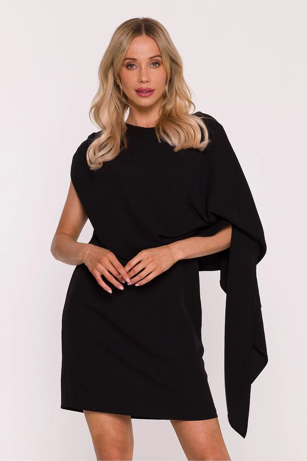 robe cocktail mini fourreau crêpe extensible brillante subtile cape asymétrique drapée épaules encolure ronde cintrée ajustée glissière discrète