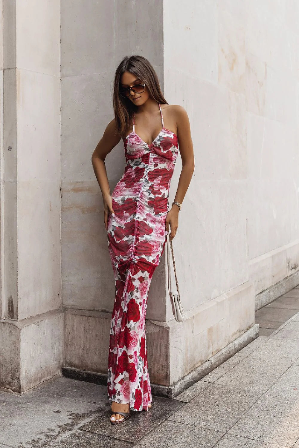 Robe élégante femme style moderne audacieux imprimé floral rouge blanc décolleté plongeant bretelles fines fente côté