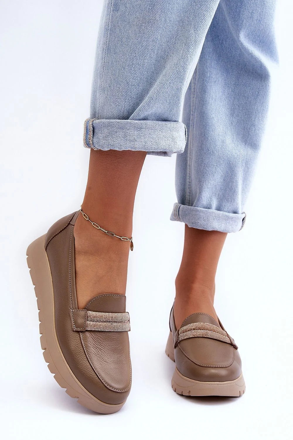 mocassins femme taupe cuir naturel grainé mat bride texturée brillante semelle compensée crantée beige confortables col rembourré polyvalents intemporels élégants