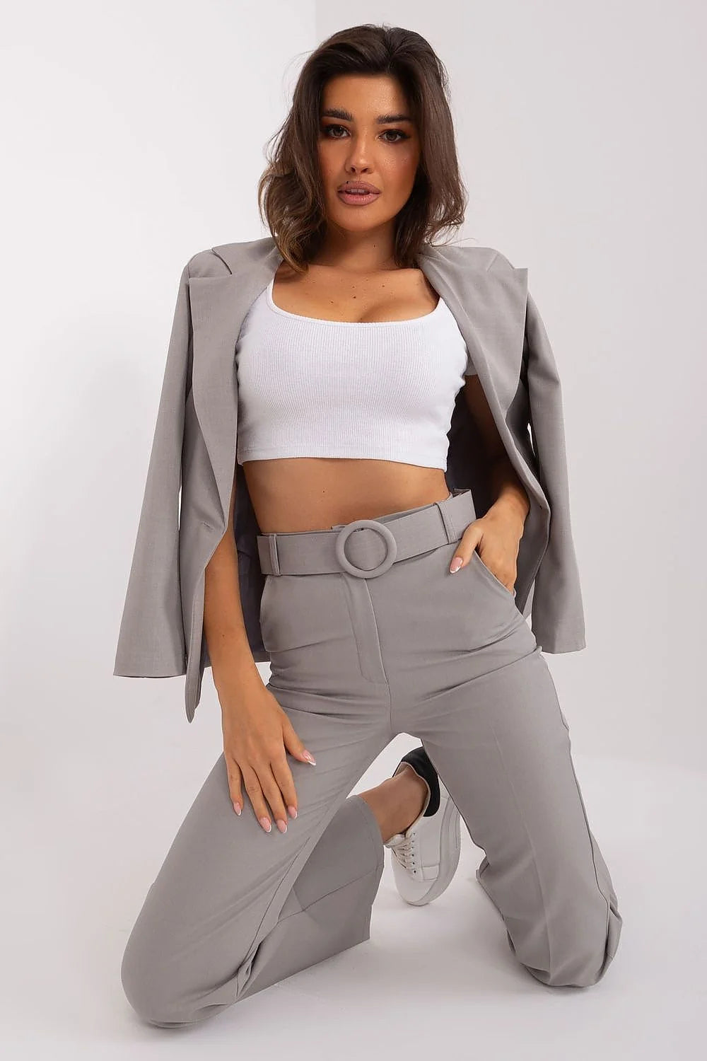 Pantalon femme élégant en polyester coupe évasée taille haute couleur grise blazer assorti occasion bureau ville