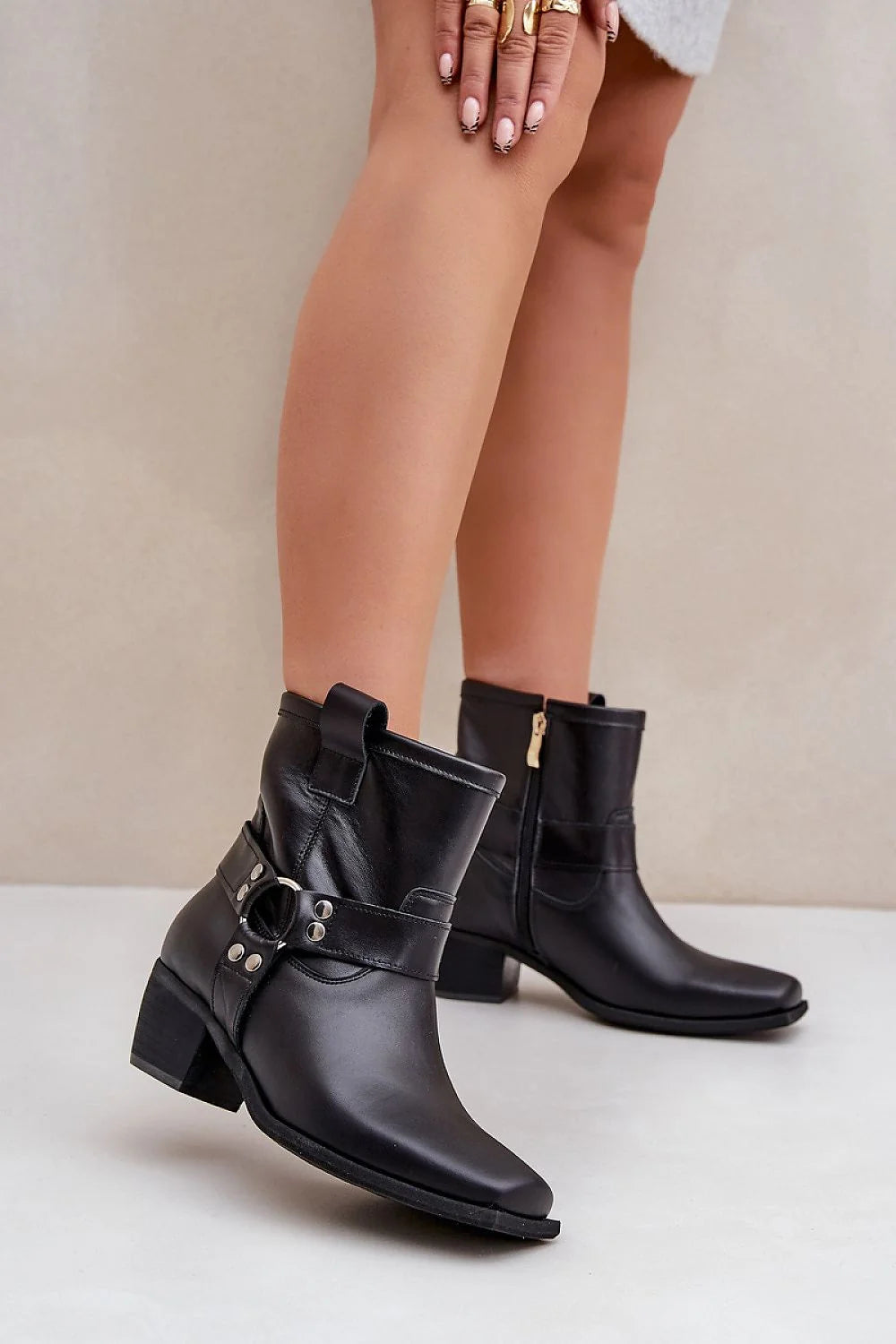 bottines cuir noir talon carré bas bout pointu style biker western boucle rivets éclair latérale semelle antidérapante chic