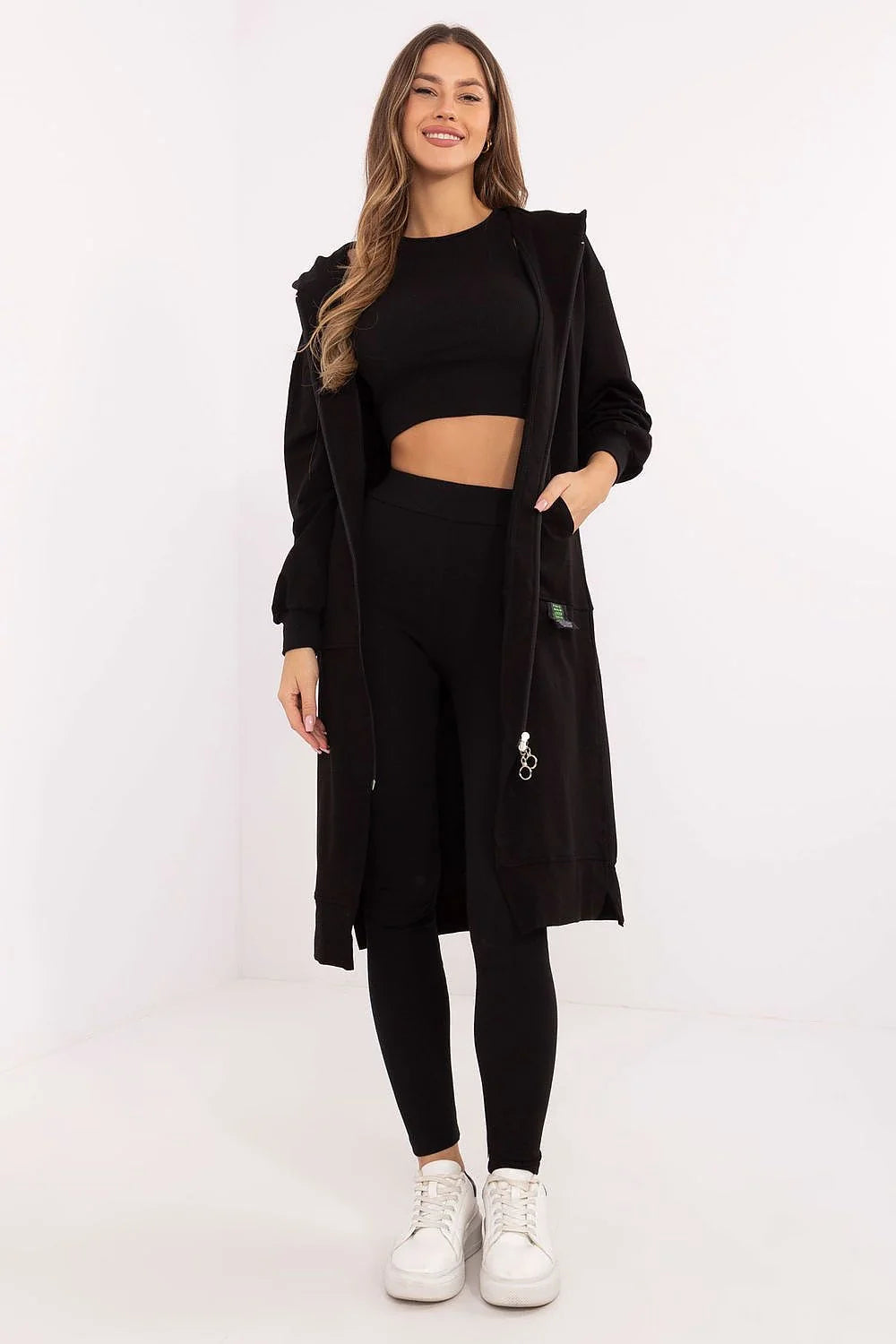 Ensemble de vêtements pour femmes comprenant une veste longue, un crop top et des leggings en noir, style sportif et moderne, matériau confortable et extensible