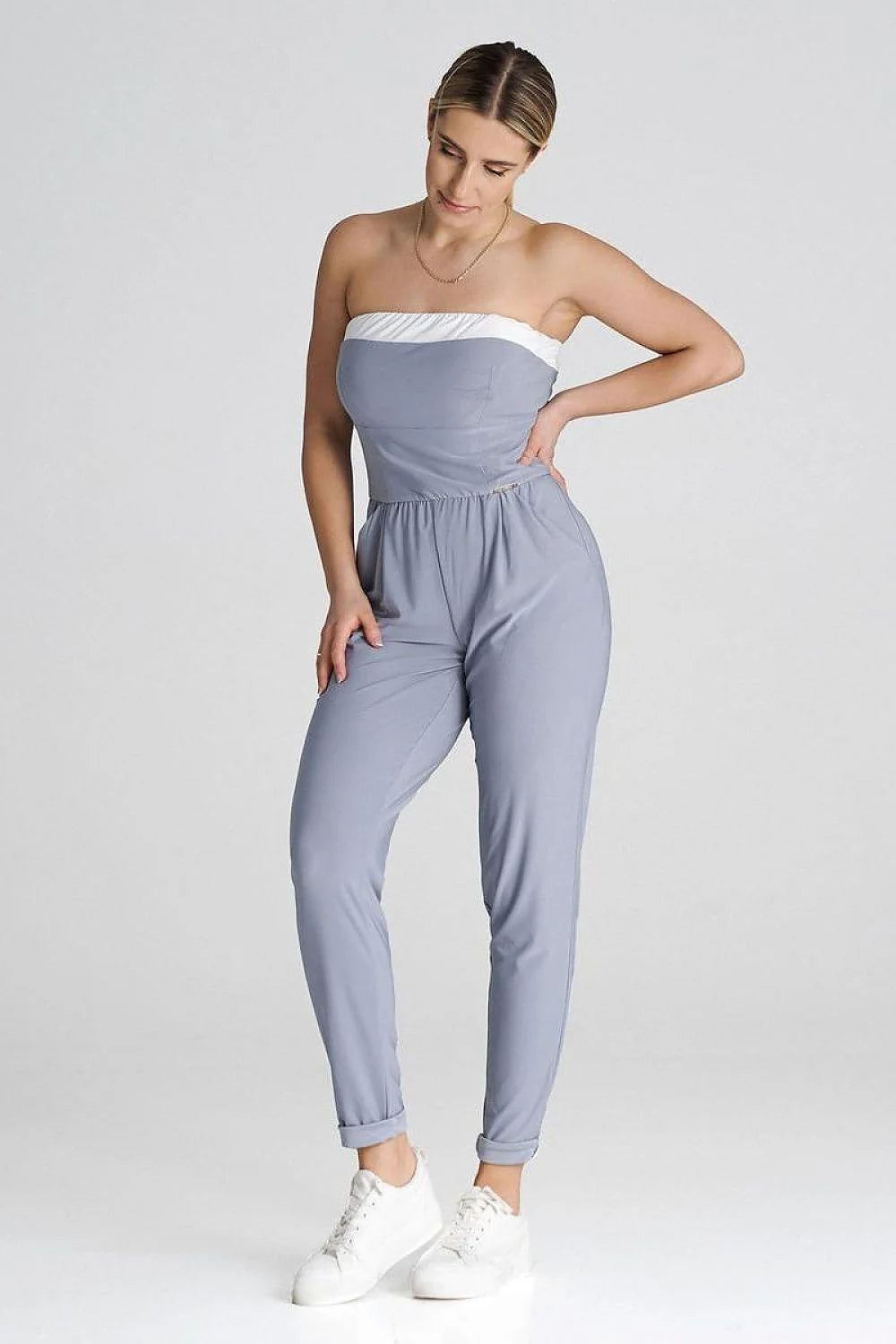 combinaison femme moderne épurée bustier bandeau contrastant blanc gris bleuté jersey extensible élastiquée taille coupe ajustée jambes fuselées ourlets retroussés