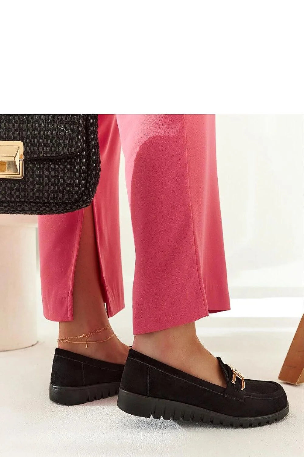 Mocassins élégants en daim noir avec boucle dorée pour femme, style minimaliste, confort optimal, occasionnels