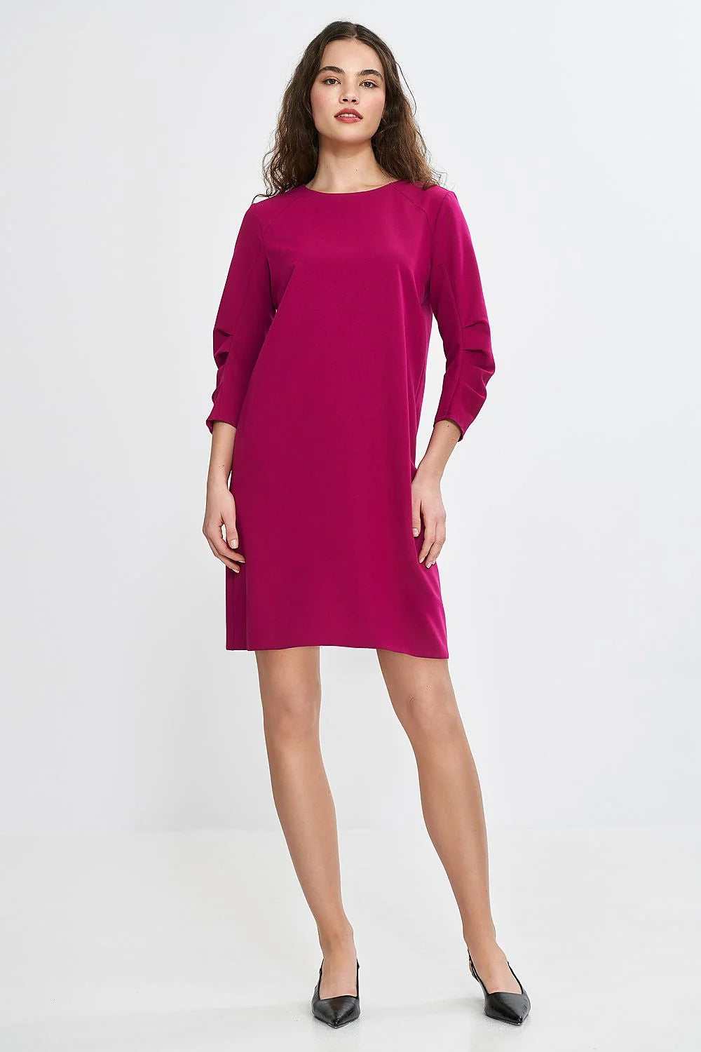 robe fuchsia femme élégante tissu lisse satiné manches troisquarts plis subtils encolure ronde coupe droite légèrement évasée longueur courte polyvalente