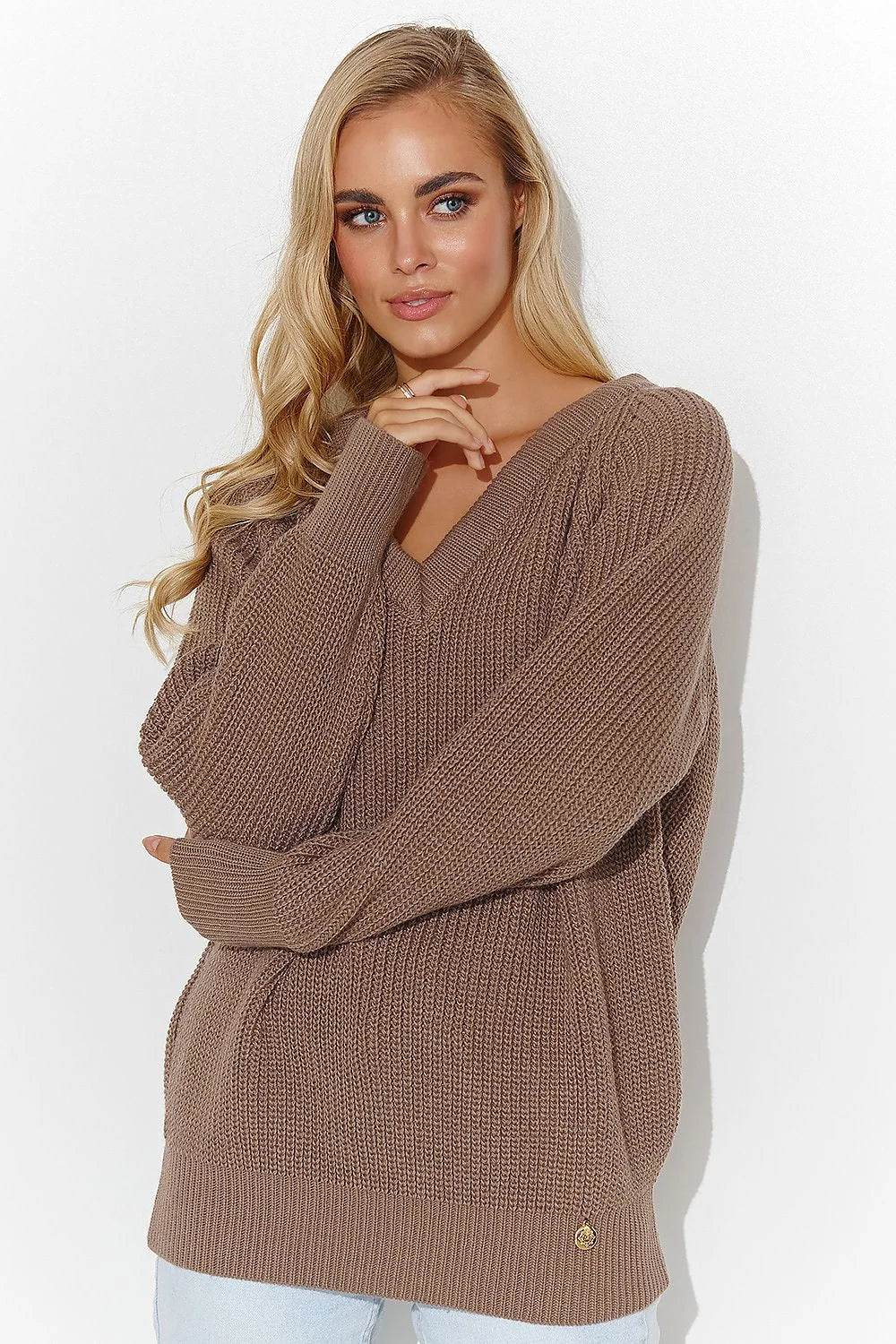 Pull pour femme Chandail Makadamia encolure en V plongeante coupe ample couleur taupe manches longues détails dorés occasionnels versatile