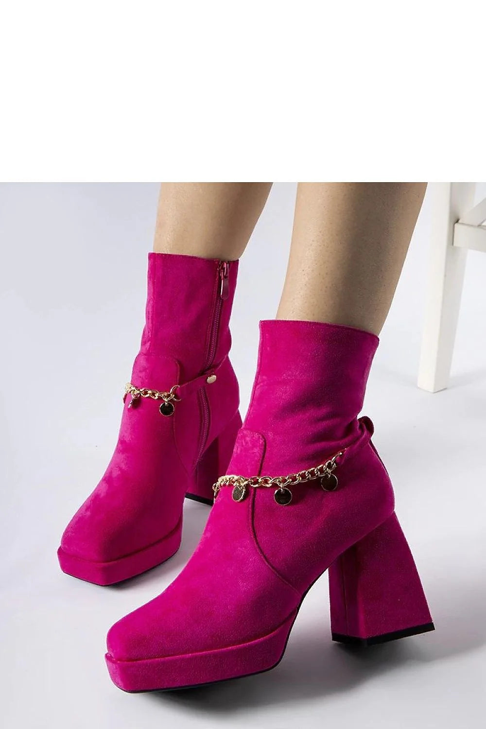 bottines talons carrés daim synthétique fuchsia bracelet chaîne dorée médaillons tige montante bout carré plateforme semelle noire rétro chic